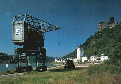 Grúa 'Häuser' en St. Goarshausen con el castillo Katz